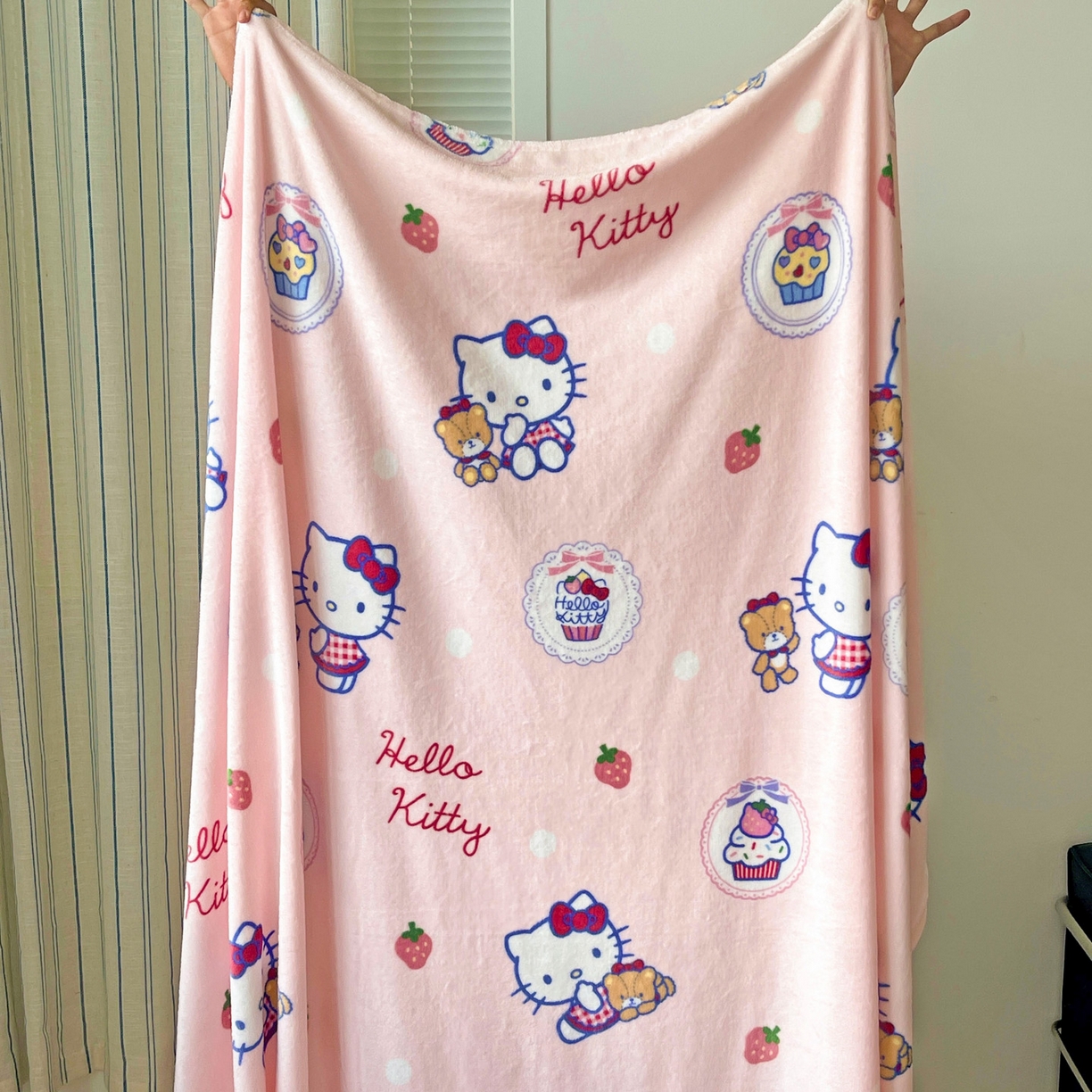 91家纺网 家纺一手货源 找家纺 耀悦家纺2025新款正版授权三丽鸥高克重卡通牛奶绒毛毯多功能毯子盖毯 kt和熊