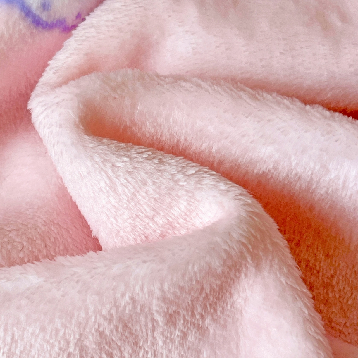 91家纺网 家纺一手货源 找家纺 耀悦家纺2025新款正版授权三丽鸥高克重卡通牛奶绒毛毯多功能毯子盖毯 kt和熊