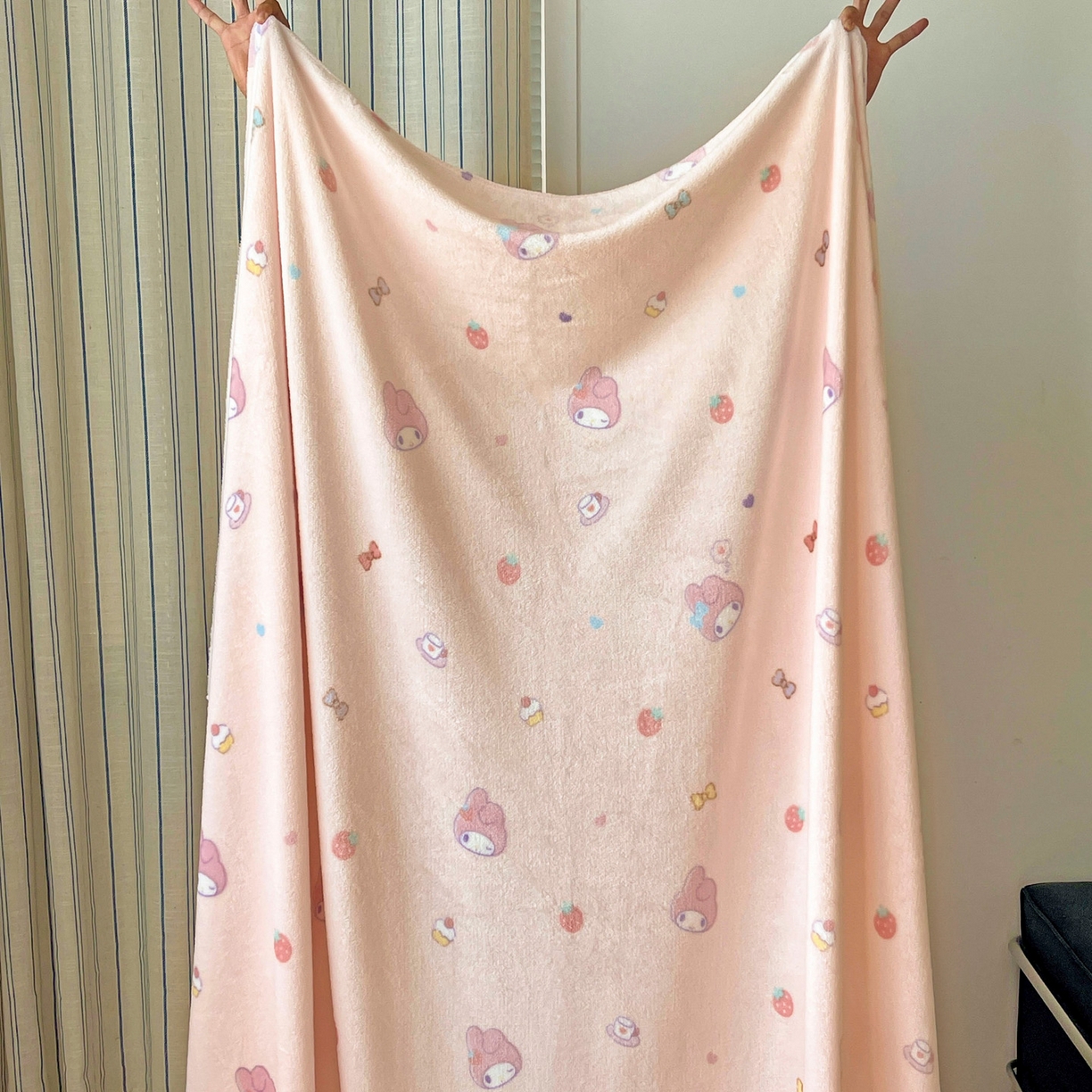 91家纺网 家纺一手货源 找家纺 耀悦家纺2025新款正版授权三丽鸥高克重卡通牛奶绒毛毯多功能毯子盖毯 可可美乐蒂