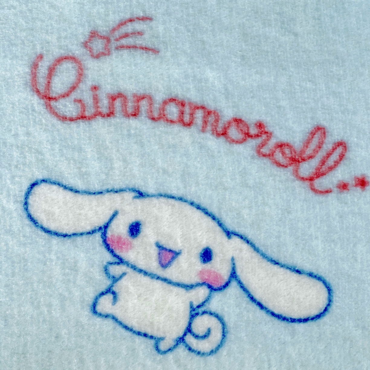 91家纺网 家纺一手货源 找家纺 耀悦家纺2025新款正版授权三丽鸥高克重卡通牛奶绒毛毯多功能毯子盖毯 星星玉桂狗