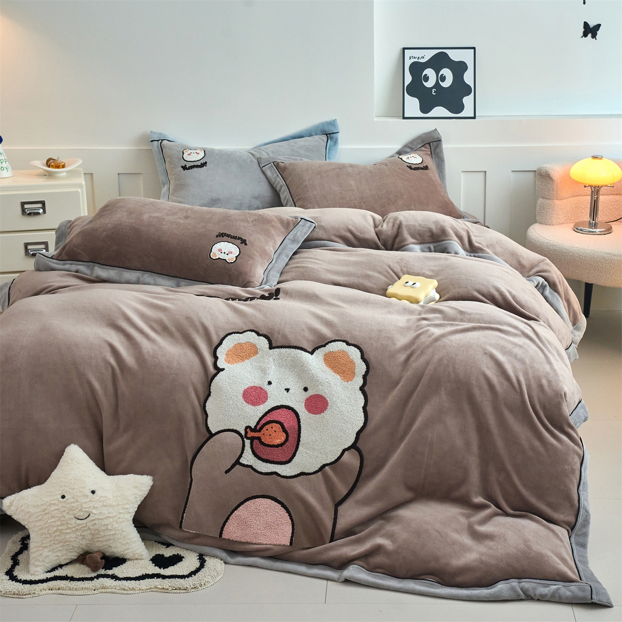 乐居家纺 2025新款宽包边毛巾绣高克重牛奶绒四件套 实重超8斤 小熊-摩卡棕