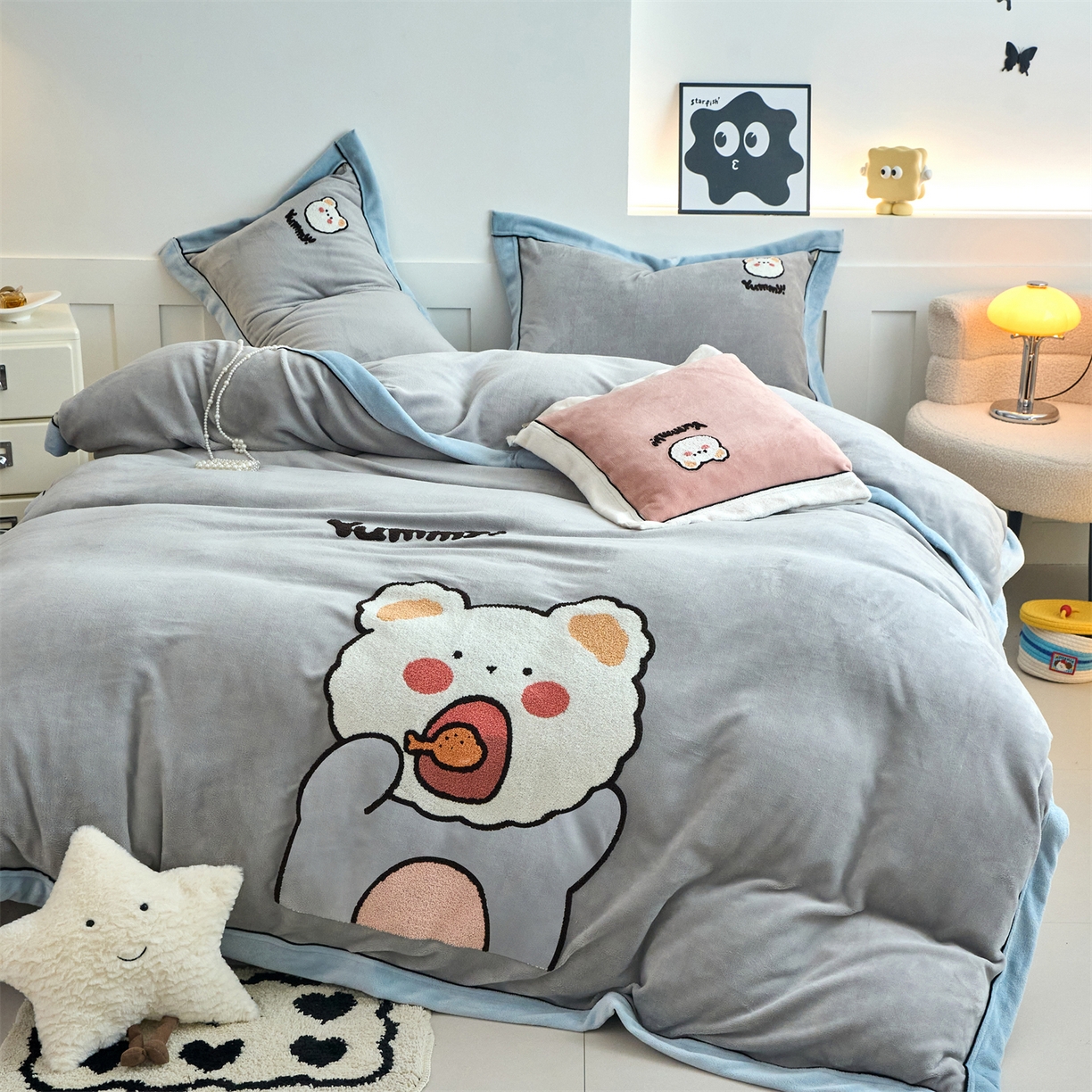 乐居家纺 2025新款宽包边毛巾绣高克重牛奶绒四件套 实重超8斤 小熊-绅士灰