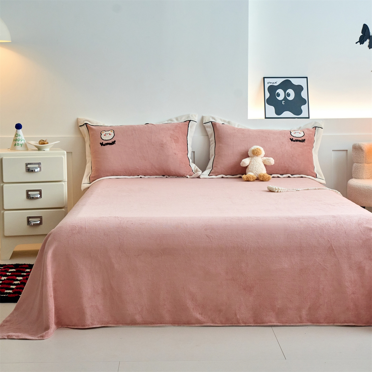 91家纺网 家纺一手货源 找家纺 乐居家纺 2025新款宽包边毛巾绣高克重牛奶绒四件套 实重超8斤 小熊-星柚粉