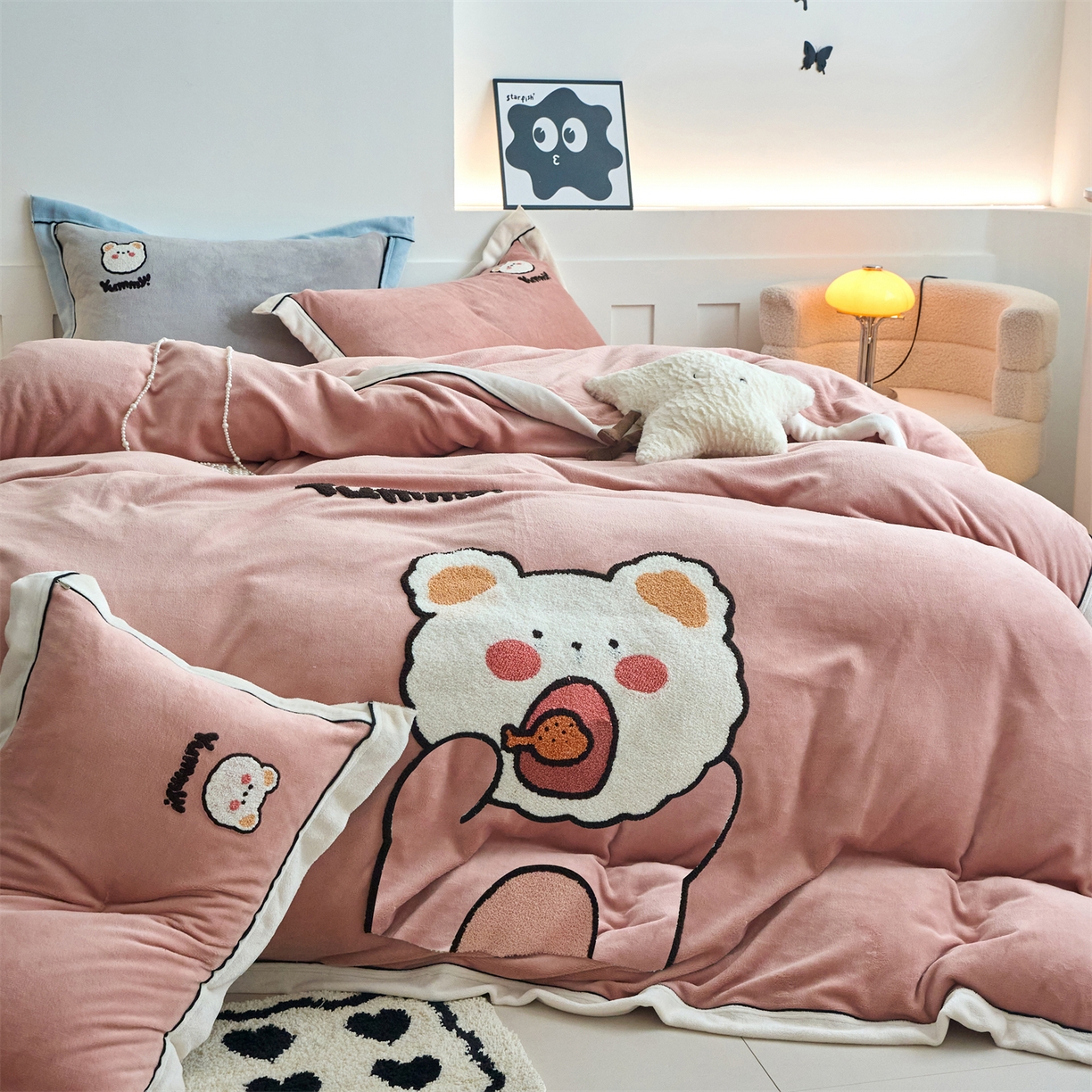 91家纺网 家纺一手货源 找家纺 乐居家纺 2025新款宽包边毛巾绣高克重牛奶绒四件套 实重超8斤 小熊-星柚粉