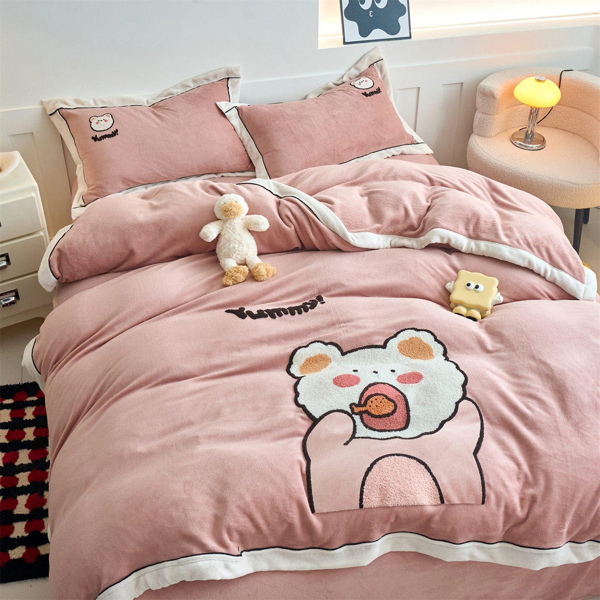 91家纺网 家纺一手货源 找家纺 乐居家纺 2025新款宽包边毛巾绣高克重牛奶绒四件套 实重超8斤 小熊-星柚粉