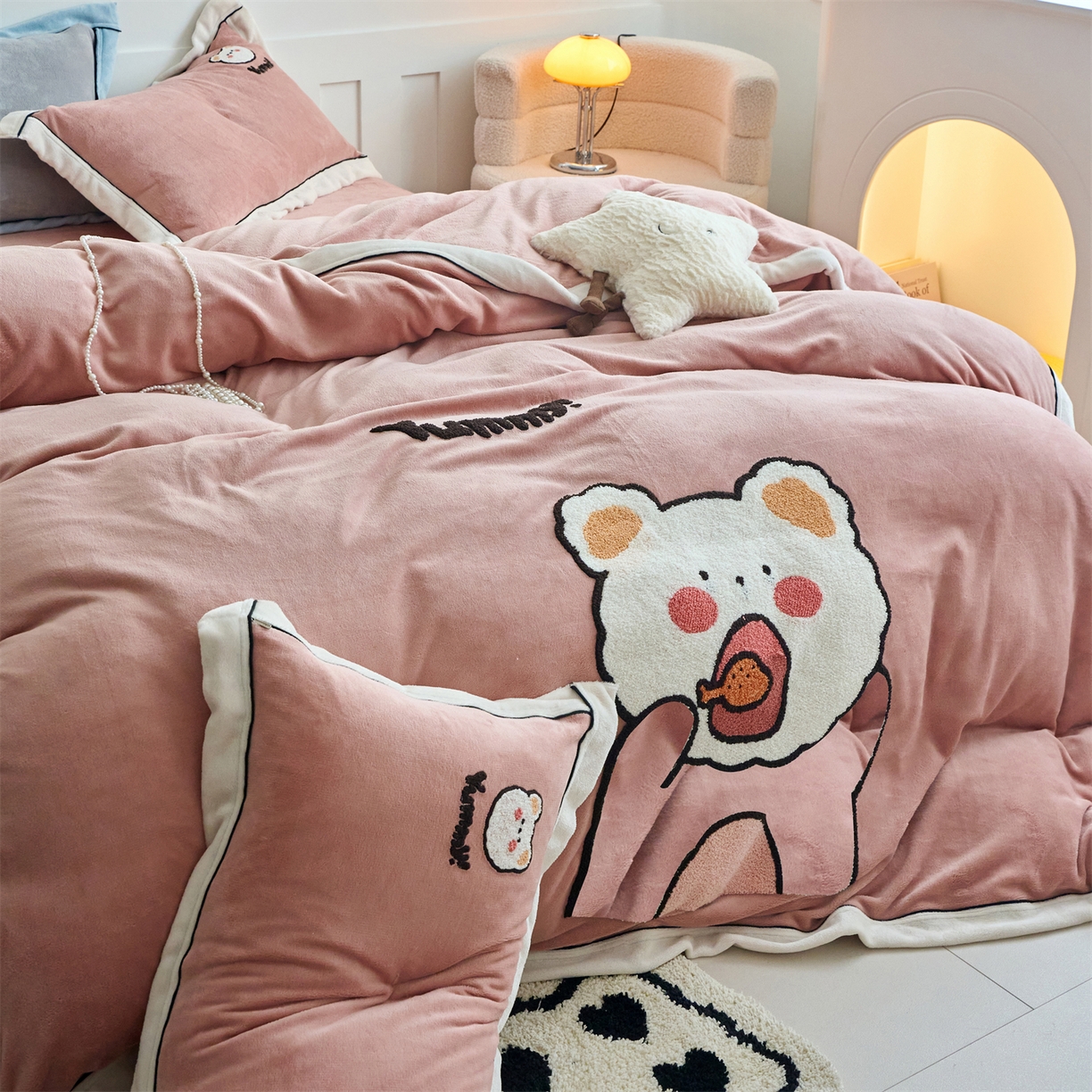 91家纺网 家纺一手货源 找家纺 乐居家纺 2025新款宽包边毛巾绣高克重牛奶绒四件套 实重超8斤 小熊-星柚粉