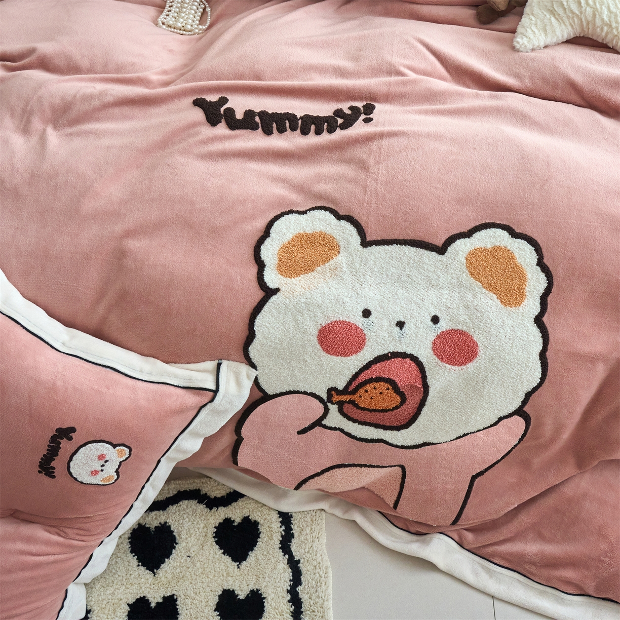 91家纺网 家纺一手货源 找家纺 乐居家纺 2025新款宽包边毛巾绣高克重牛奶绒四件套 实重超8斤 小熊-星柚粉