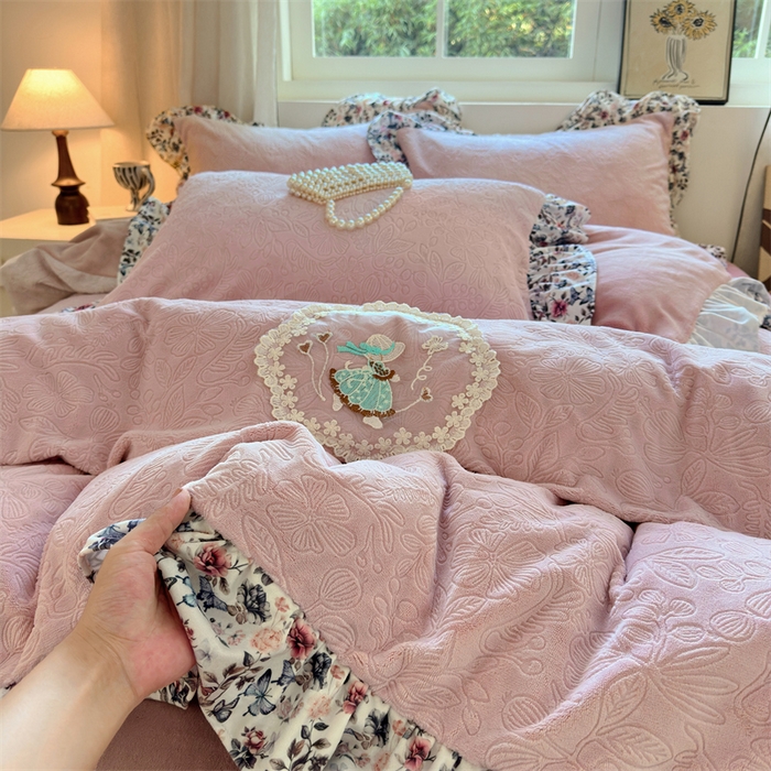 91家纺网 家纺一手货源 找家纺 （总）乐居家纺 2025新款蝴蝶花边款剪花提花牛奶绒四件套（含买家秀和质检报告）