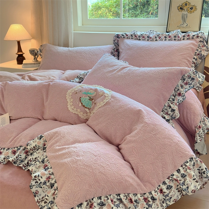 91家纺网 家纺一手货源 找家纺 （总）乐居家纺 2025新款蝴蝶花边款剪花提花牛奶绒四件套（含买家秀和质检报告）