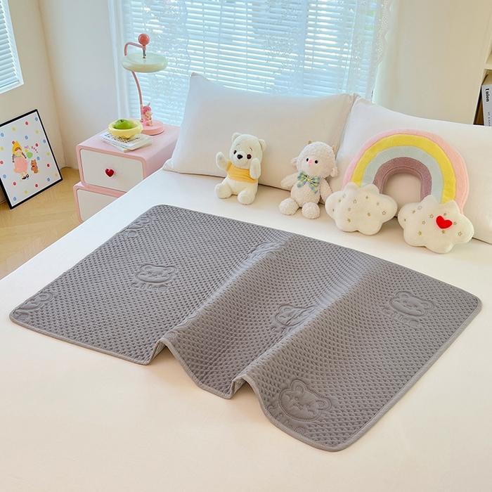 91家纺网 家纺一手货源 找家纺 三盛源 2025新款A类原棉夹棉防水隔尿床护垫 爱豆熊隔尿垫-优雅灰