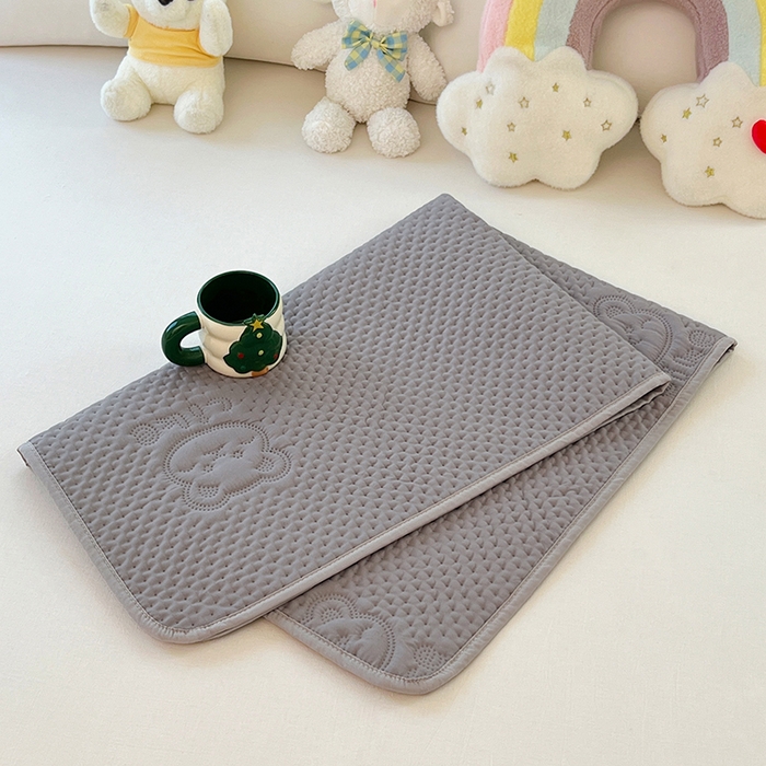 91家纺网 家纺一手货源 找家纺 三盛源 2025新款A类原棉夹棉防水隔尿床护垫 爱豆熊隔尿垫-优雅灰