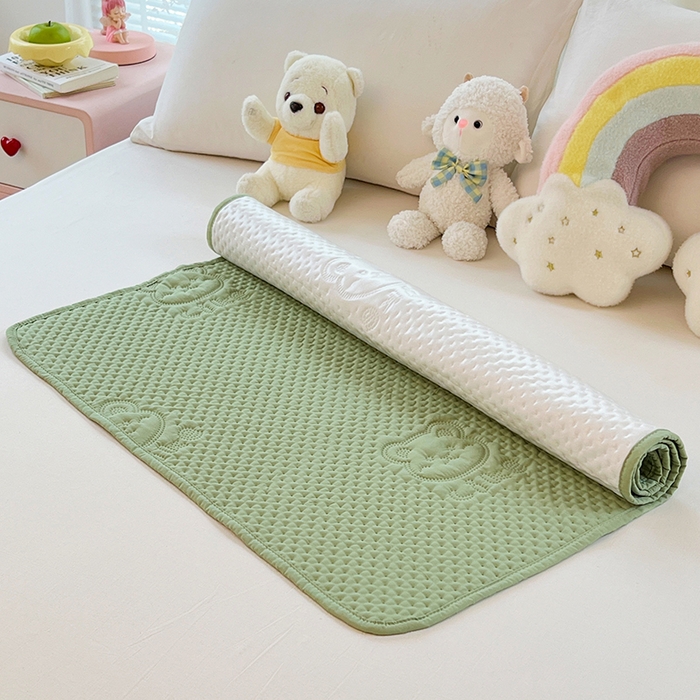 91家纺网 家纺一手货源 找家纺 三盛源 2025新款A类原棉夹棉防水隔尿床护垫 爱豆熊隔尿垫-抹茶绿