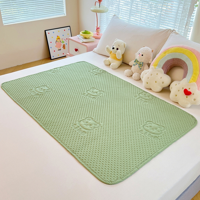 91家纺网 家纺一手货源 找家纺 三盛源 2025新款A类原棉夹棉防水隔尿床护垫 爱豆熊隔尿垫-抹茶绿