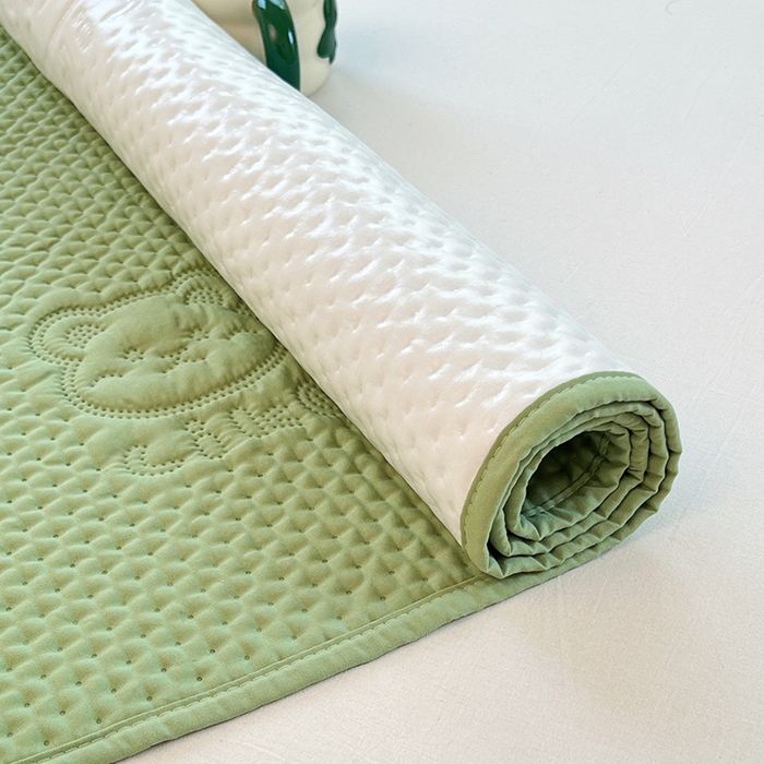 91家纺网 家纺一手货源 找家纺 三盛源 2025新款A类原棉夹棉防水隔尿床护垫 爱豆熊隔尿垫-抹茶绿