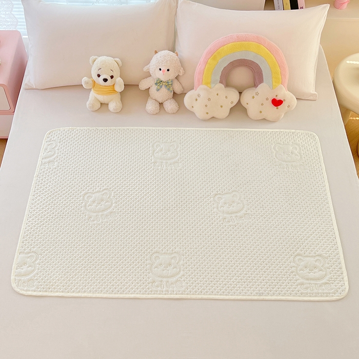 91家纺网 家纺一手货源 找家纺 三盛源 2025新款A类原棉夹棉防水隔尿床护垫 爱豆熊隔尿垫-奶昔白