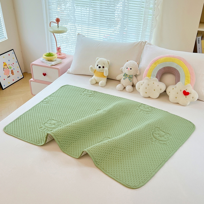 91家纺网 家纺一手货源 找家纺 三盛源 2025新款A类原棉夹棉防水隔尿床护垫 爱豆熊隔尿垫-抹茶绿