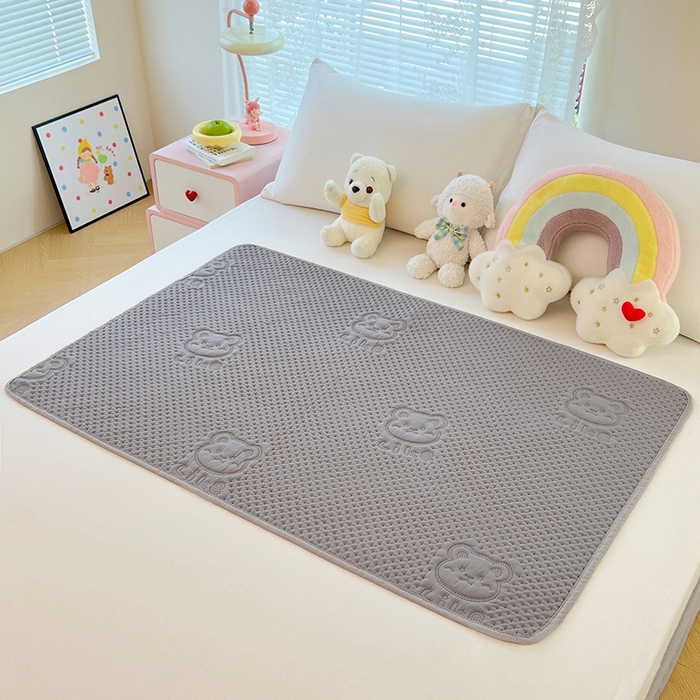 91家纺网 家纺一手货源 找家纺 三盛源 2025新款A类原棉夹棉防水隔尿床护垫 爱豆熊隔尿垫-优雅灰