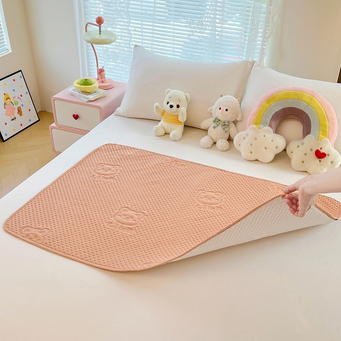 91家纺网 家纺一手货源 找家纺 三盛源 2025新款A类原棉夹棉防水隔尿床护垫 爱豆熊隔尿垫-卡其