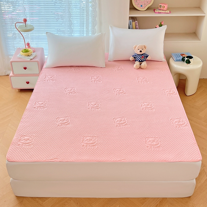 91家纺网 家纺一手货源 找家纺 三盛源 2025新款A类原棉夹棉防水隔尿床护垫 爱豆熊隔尿垫-粉豆沙