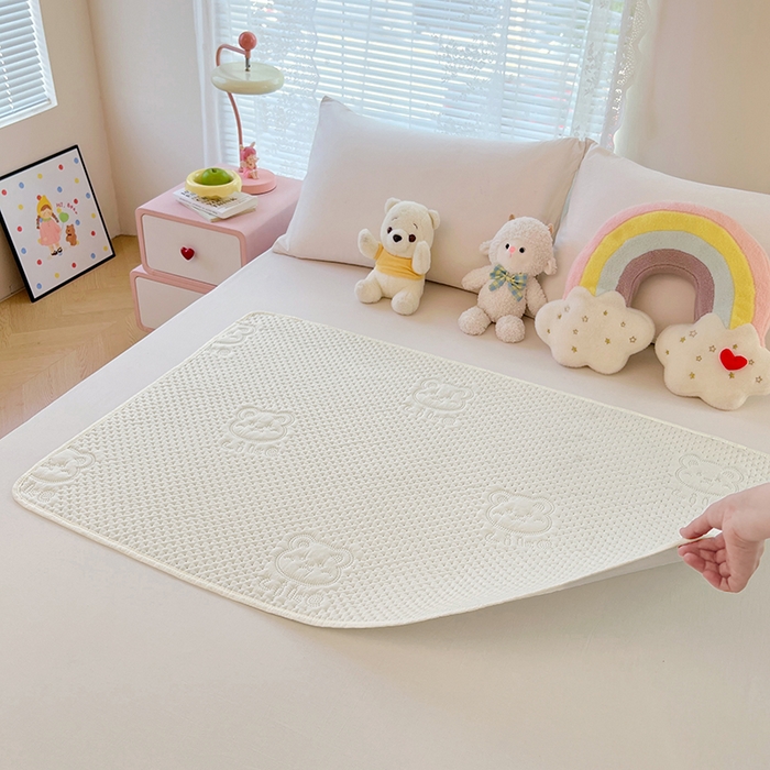 91家纺网 家纺一手货源 找家纺 三盛源 2025新款A类原棉夹棉防水隔尿床护垫 爱豆熊隔尿垫-奶昔白