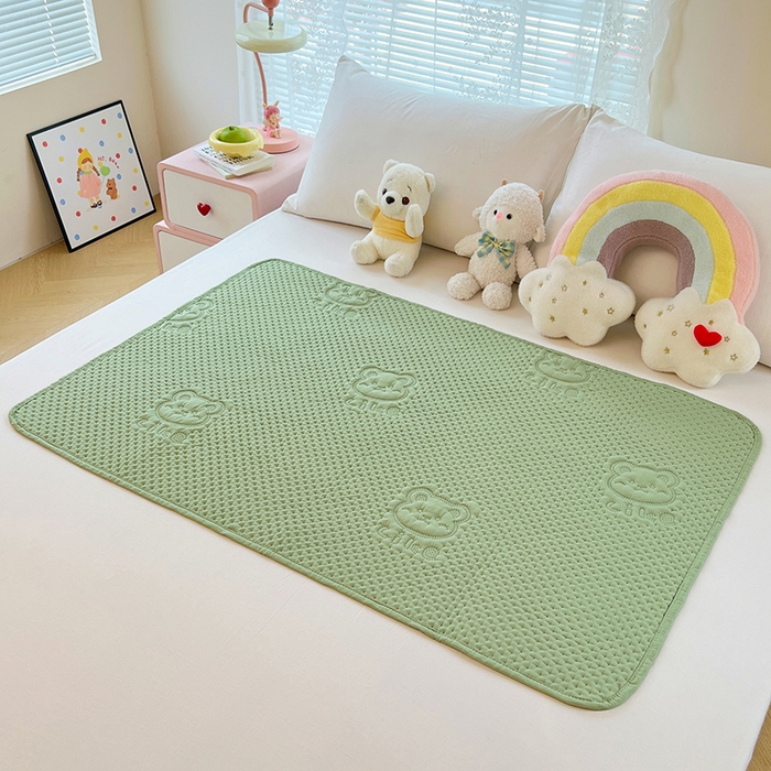 91家纺网 家纺一手货源 找家纺 三盛源 2025新款A类原棉夹棉防水隔尿床护垫 爱豆熊隔尿垫-抹茶绿