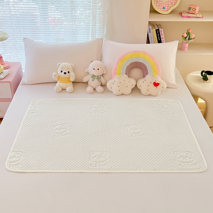 91家纺网 家纺一手货源 找家纺 三盛源 2025新款A类原棉夹棉防水隔尿床护垫 爱豆熊隔尿垫-奶昔白