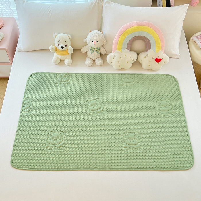 91家纺网 家纺一手货源 找家纺 三盛源 2025新款A类原棉夹棉防水隔尿床护垫 爱豆熊隔尿垫-抹茶绿