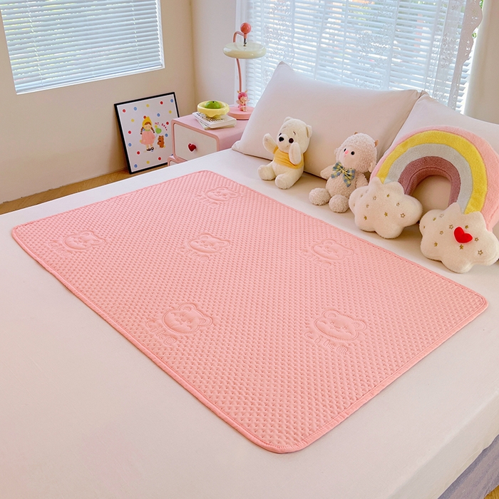 91家纺网 家纺一手货源 找家纺 三盛源 2025新款A类原棉夹棉防水隔尿床护垫 爱豆熊隔尿垫-粉豆沙