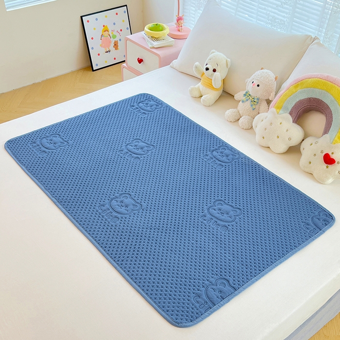 91家纺网 家纺一手货源 找家纺 三盛源 2025新款A类原棉夹棉防水隔尿床护垫 爱豆熊隔尿垫-海洋蓝