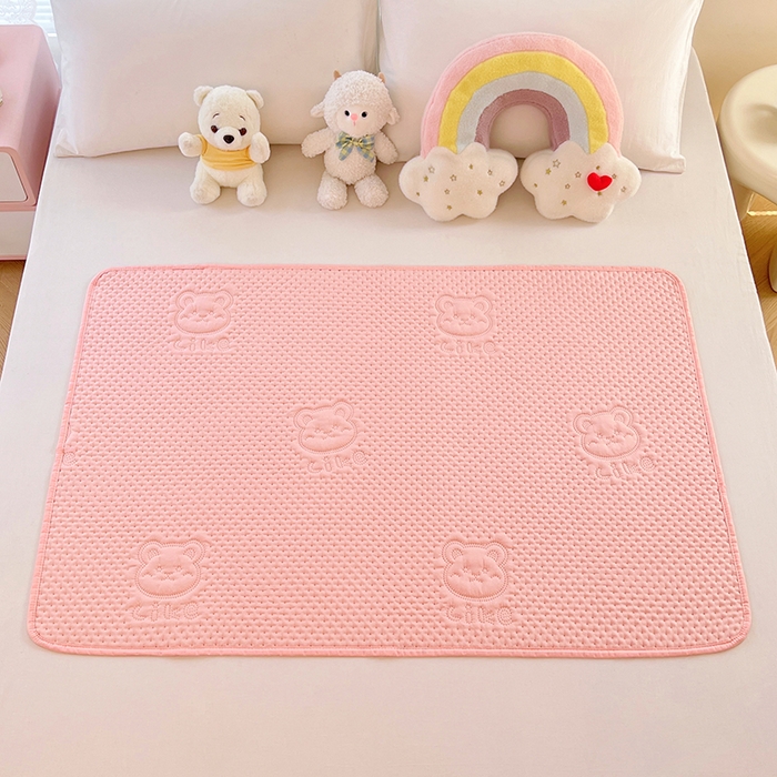 91家纺网 家纺一手货源 找家纺 三盛源 2025新款A类原棉夹棉防水隔尿床护垫 爱豆熊隔尿垫-粉豆沙