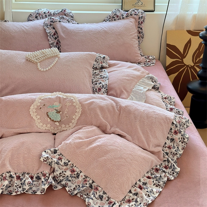 91家纺网 家纺一手货源 找家纺 （总）乐居家纺 2025新款蝴蝶花边款剪花提花牛奶绒四件套（含买家秀和质检报告）