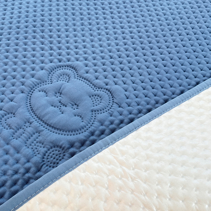 91家纺网 家纺一手货源 找家纺 三盛源 2025新款A类原棉夹棉防水隔尿床护垫 爱豆熊隔尿垫-海洋蓝