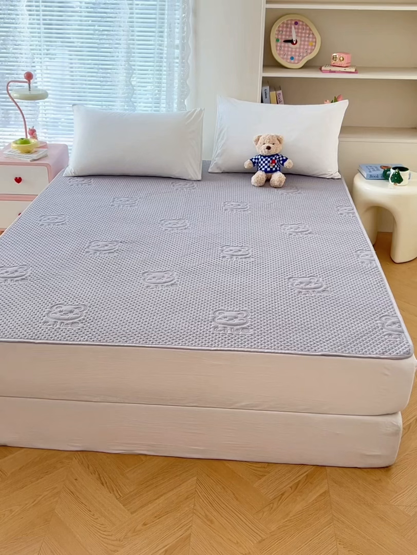 91家纺网 家纺一手货源 找家纺 三盛源 2025新款A类原棉夹棉防水隔尿床护垫 爱豆熊隔尿垫-优雅灰