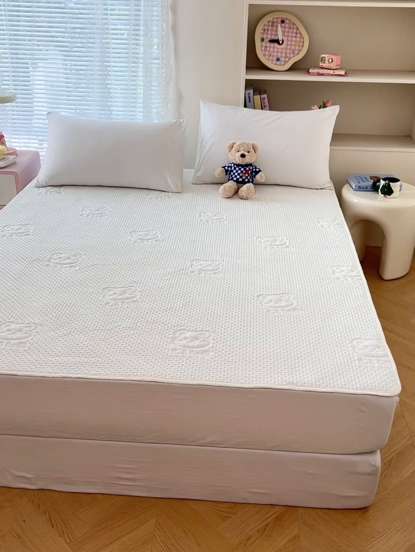 91家纺网 家纺一手货源 找家纺 三盛源 2025新款A类原棉夹棉防水隔尿床护垫 爱豆熊隔尿垫-奶昔白