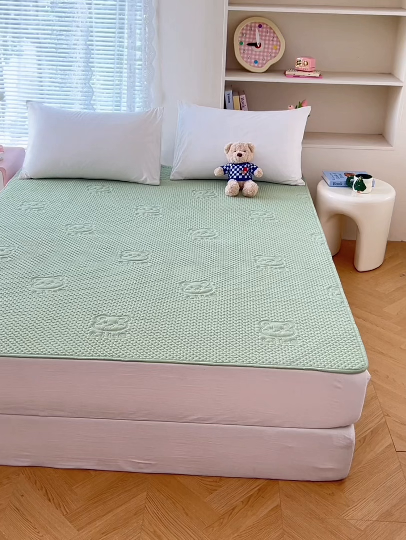 91家纺网 家纺一手货源 找家纺 三盛源 2025新款A类原棉夹棉防水隔尿床护垫 爱豆熊隔尿垫-抹茶绿