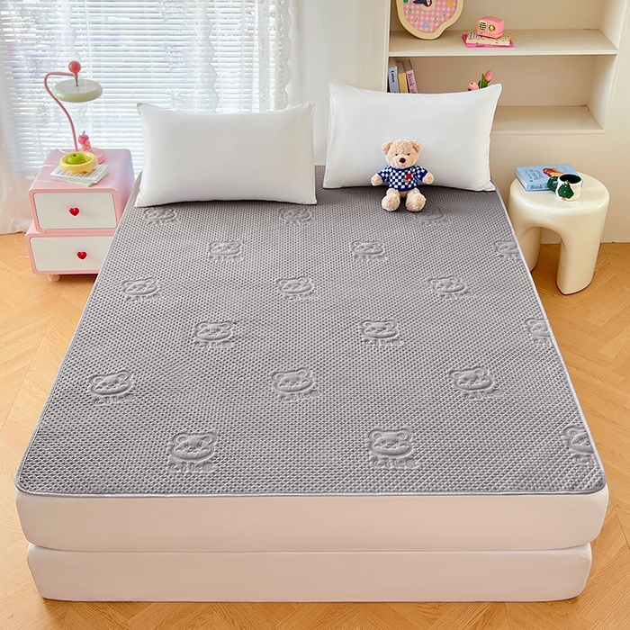 91家纺网 家纺一手货源 找家纺 三盛源 2025新款A类原棉夹棉防水隔尿床护垫 爱豆熊隔尿垫-优雅灰