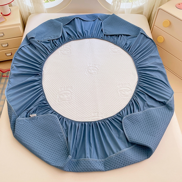 91家纺网 家纺一手货源 找家纺 三盛源 2025新款A类原棉夹棉防水床笠单件隔尿防滑床单席梦思防尘罩保护套爱豆熊系列 爱豆熊床笠-深蓝