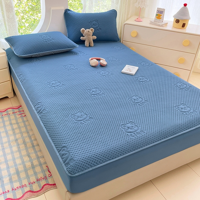 91家纺网 家纺一手货源 找家纺 三盛源 2025新款A类原棉夹棉防水床笠单件隔尿防滑床单席梦思防尘罩保护套爱豆熊系列 爱豆熊床笠-深蓝