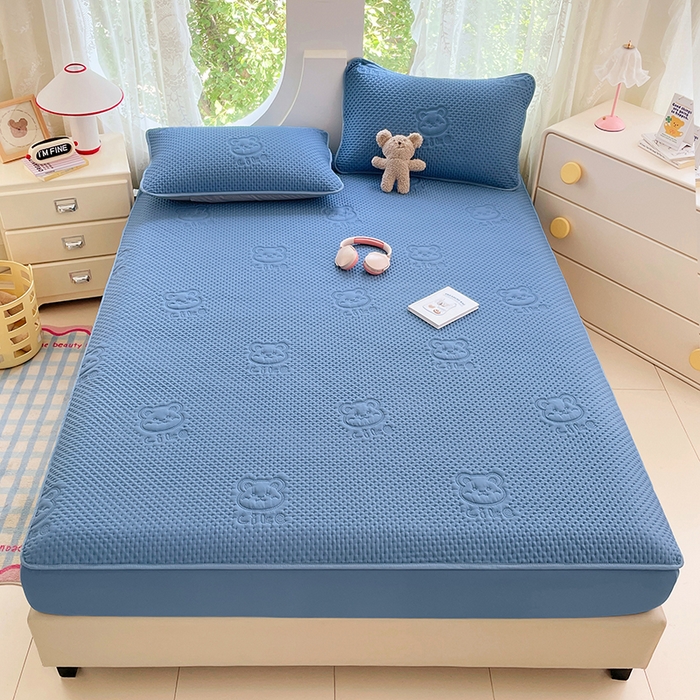 91家纺网 家纺一手货源 找家纺 三盛源 2025新款A类原棉夹棉防水床笠单件隔尿防滑床单席梦思防尘罩保护套爱豆熊系列 爱豆熊床笠-深蓝