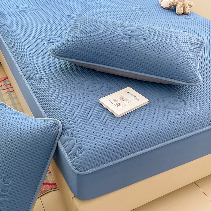 91家纺网 家纺一手货源 找家纺 三盛源 2025新款A类原棉夹棉防水床笠单件隔尿防滑床单席梦思防尘罩保护套爱豆熊系列 爱豆熊床笠-深蓝