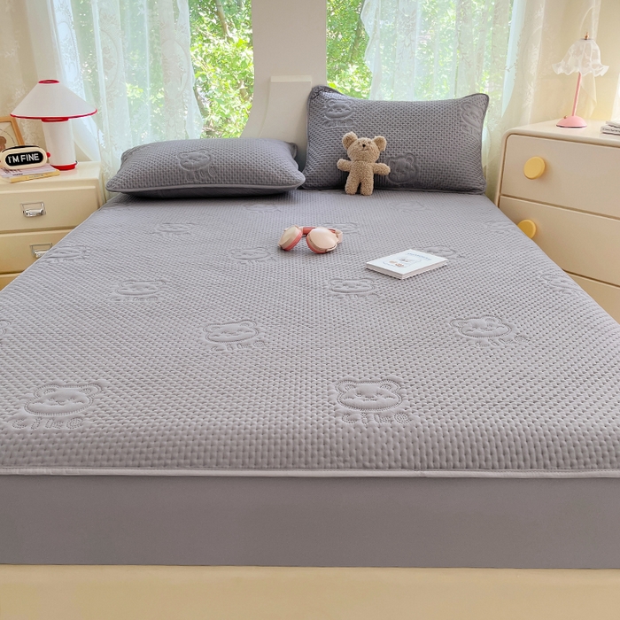 91家纺网 家纺一手货源 找家纺 三盛源 2025新款A类原棉夹棉防水床笠单件隔尿防滑床单席梦思防尘罩保护套爱豆熊系列 爱豆熊床笠-优雅灰