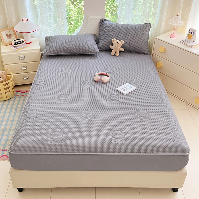 91家纺网 家纺一手货源 找家纺 三盛源 2025新款A类原棉夹棉防水床笠单件隔尿防滑床单席梦思防尘罩保护套爱豆熊系列 爱豆熊床笠-优雅灰