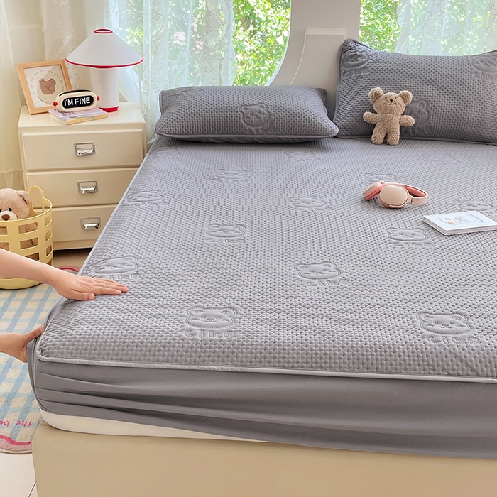 91家纺网 家纺一手货源 找家纺 三盛源 2025新款A类原棉夹棉防水床笠单件隔尿防滑床单席梦思防尘罩保护套爱豆熊系列 爱豆熊床笠-优雅灰