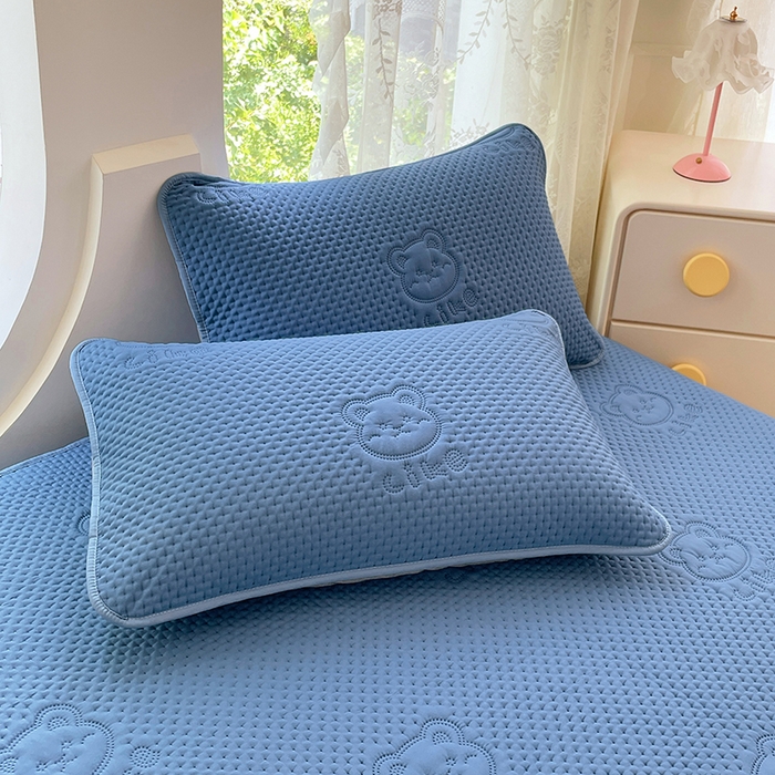 91家纺网 家纺一手货源 找家纺 三盛源 2025新款A类原棉夹棉防水床笠单件隔尿防滑床单席梦思防尘罩保护套爱豆熊系列 爱豆熊床笠-深蓝