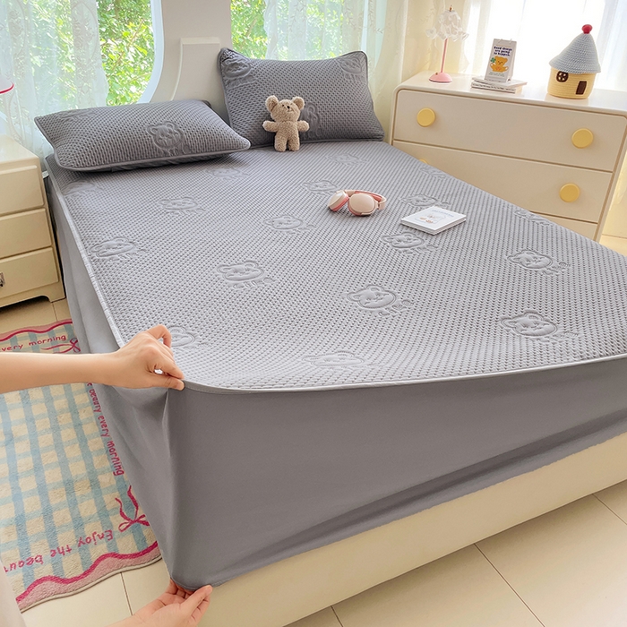 91家纺网 家纺一手货源 找家纺 三盛源 2025新款A类原棉夹棉防水床笠单件隔尿防滑床单席梦思防尘罩保护套爱豆熊系列 爱豆熊床笠-优雅灰