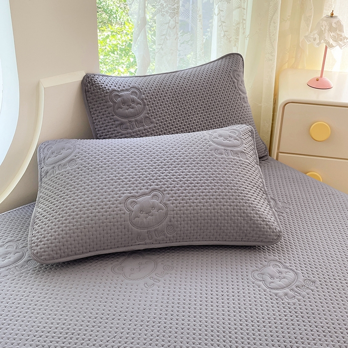 91家纺网 家纺一手货源 找家纺 三盛源 2025新款A类原棉夹棉防水床笠单件隔尿防滑床单席梦思防尘罩保护套爱豆熊系列 爱豆熊床笠-优雅灰