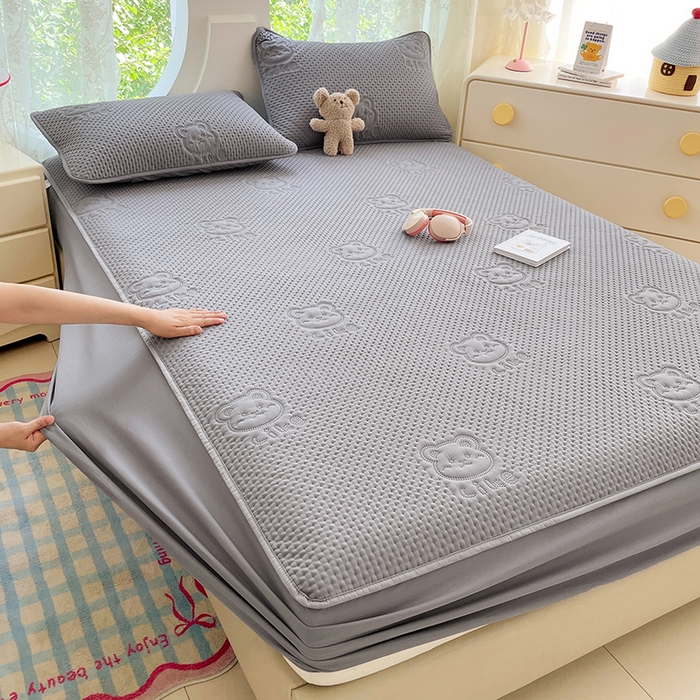 91家纺网 家纺一手货源 找家纺 三盛源 2025新款A类原棉夹棉防水床笠单件隔尿防滑床单席梦思防尘罩保护套爱豆熊系列 爱豆熊床笠-优雅灰