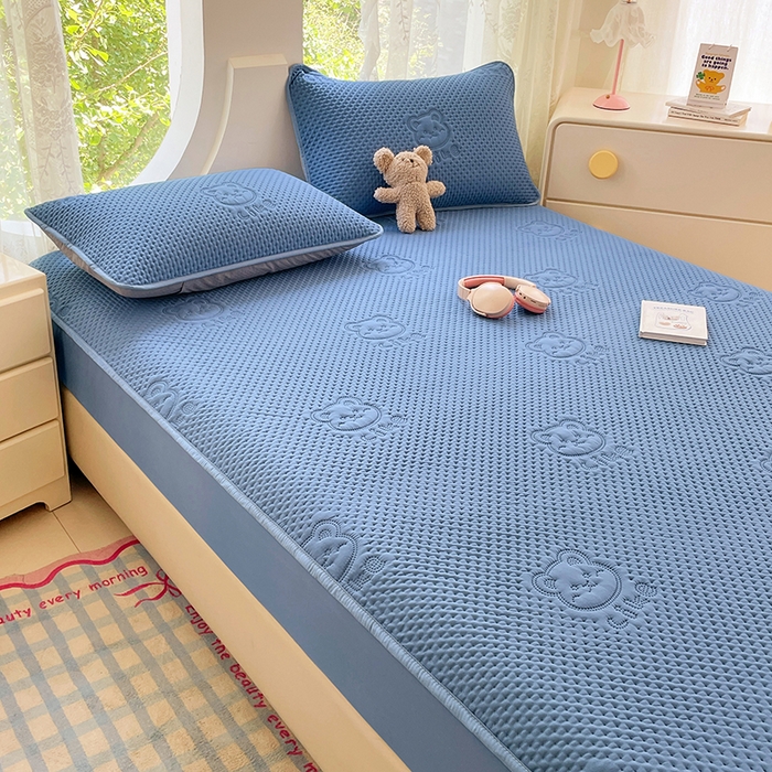 91家纺网 家纺一手货源 找家纺 三盛源 2025新款A类原棉夹棉防水床笠单件隔尿防滑床单席梦思防尘罩保护套爱豆熊系列 爱豆熊床笠-深蓝