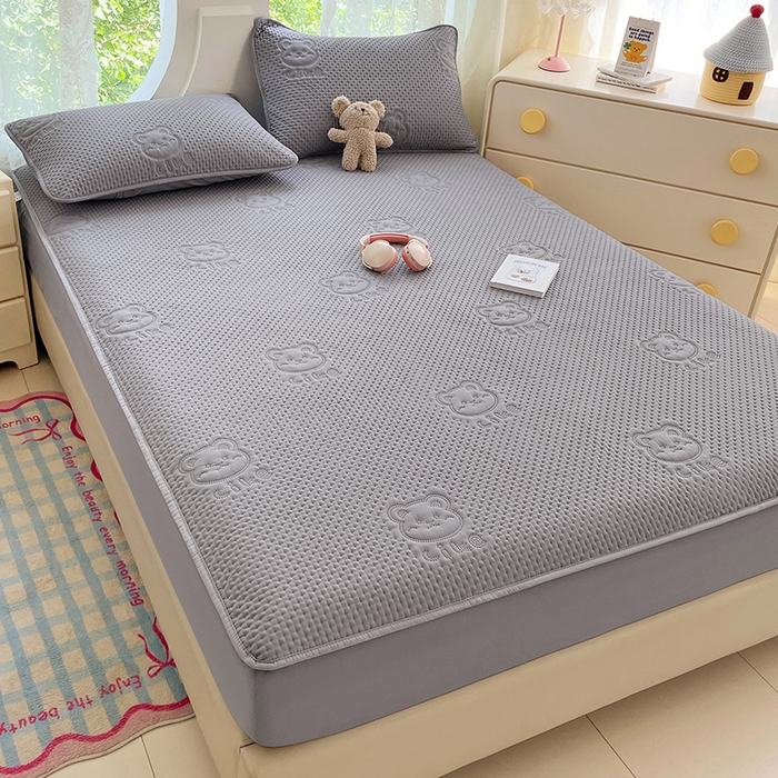 91家纺网 家纺一手货源 找家纺 三盛源 2025新款A类原棉夹棉防水床笠单件隔尿防滑床单席梦思防尘罩保护套爱豆熊系列 爱豆熊床笠-优雅灰