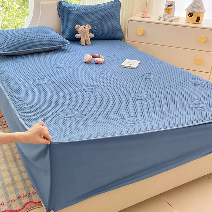 91家纺网 家纺一手货源 找家纺 三盛源 2025新款A类原棉夹棉防水床笠单件隔尿防滑床单席梦思防尘罩保护套爱豆熊系列 爱豆熊床笠-深蓝